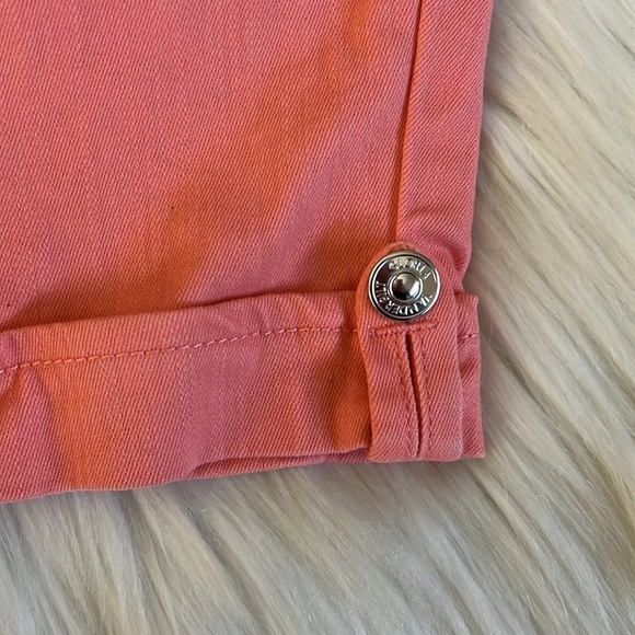 gloria vanderbilt • all around slimming effect skimmer belted capri jeans - Picture 7 of 10